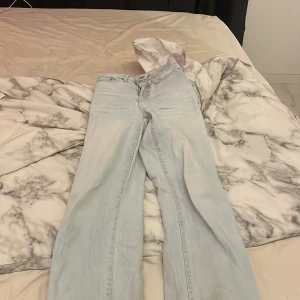 Jeans - Ljus blåa jeans ifrån Lager 157 storlek XXS, använda ungefär 3-4 gånger. 