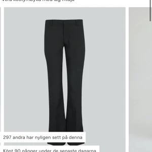 Lågmidjade kostymbyxor - Säljer dessa kostymbyxor som är i samma modell som de andra jag säljer men i en mindre storlek. Säljer pga fel storlek. Byxorna är i superfint skick!💗de är i modellen Vera !