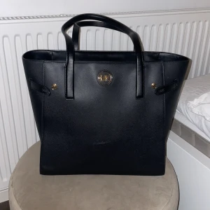 Stor väska - Lagomt stor väska, passar bra som skolväska. Knappt använd, köpt i butik i Barcelona. I väldigt bra skick. 