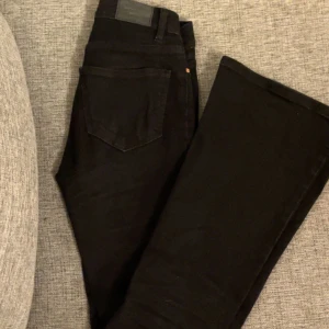 Lågmidjade bootcut jeans - Svarta lågmidjade Bootcut jeans från Gina tricot. Säljer dom då de är försmå för mig. Använda fåtal gånger.