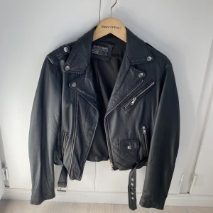 Äkta skinnjacka - Iprincip oanvänd, som ny! Nypris 1500kr