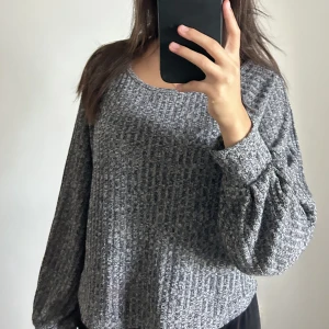 Tröja - En tröja från shein som är väldigt skön o skönt material, säljer den pga inte kommer t användning storleken är XS men passar S. 