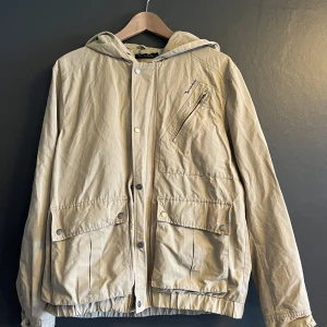 Bondelid höstjacka beige  - Jag säljer nu en jätte fin höst jacka i färgen beige. Jackan har ett jätte bra vattenmotstånd och är perfekt att använda nu i det regniga höstvädret. Skick är 9/10 och nypris 799
