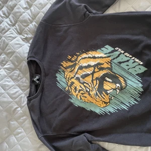 sweatshirt  - svart lite tunnare sweatshirt med tryck