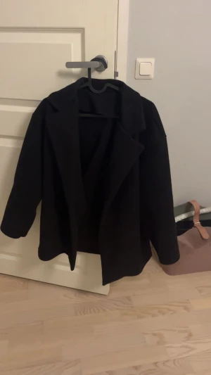 Kappa - Säljer denna fina kappan ifrån missäy!! Köpte för 350 säljer för 199❤️ strl XS/S