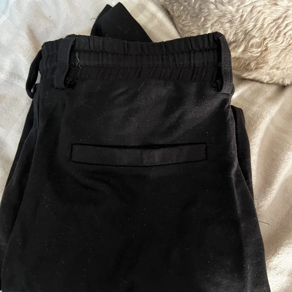 Ett par svarta byxor som inte kommer till användning längre. Använd 1 gång, därav topp skick!. Jeans & Byxor.