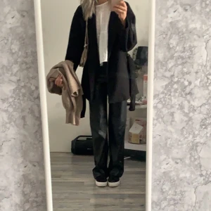 Missäy kapp  - Säljer min kappa från missäy då den inte kommer till användning. Bra skick. Ny pris: 380kr. Buda pris💓