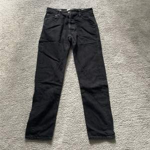 Jag säljer ett par fräscha svarta Jack&Jones jeans i storlek 28/32! Inga skador alls då jag inte använt de så mycket dvs grymt bra skick. Pris är diskuterbart! 
