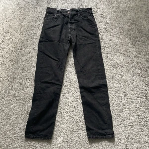 Svarta Jack&Jones jeans - Jag säljer ett par fräscha svarta Jack&Jones jeans i storlek 28/32! Inga skador alls då jag inte använt de så mycket dvs grymt bra skick. Pris är diskuterbart! 