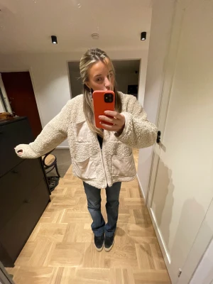 teddy jacka - Säljer denna Carin wester teddy jackan den är jätte mysig och kan vara en höst,vinter och tidig vår jacka! Den är i nyskick de e bara o skriva om ni har frågor!!