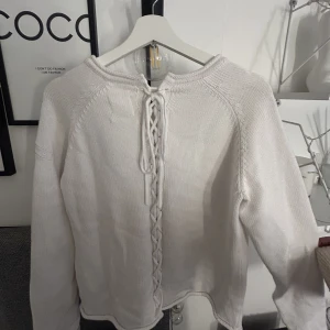 tröja - jättefin med en söt detalj i ryggen 😋