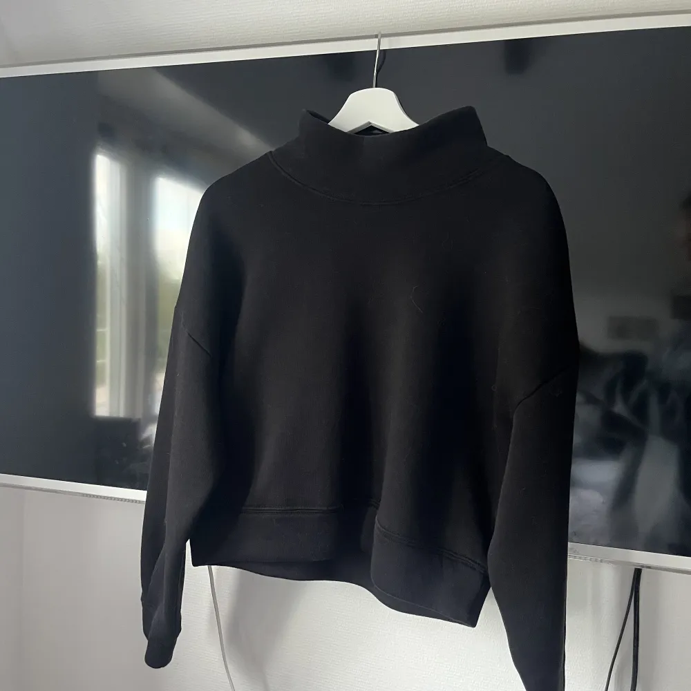 Mysig tröja med medelhög krage som knappt är använd från Lindex i storlek M. Jättemjuk och skön🤩. Tröjor & Koftor.