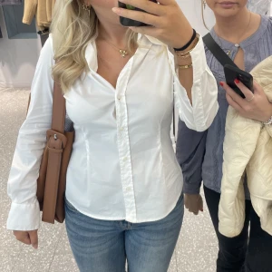 Shorta  - Säljer min favorit shorta från zara, finns inte kvar men inte använda många gånger alls, skicket är som ny!🫶