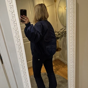 Bomberjacka - Marinblå Bomberjacka köpt på monki för 700kr, endast använd någon gång så i nyskick! Storlek XS men den är oversized i modellen 