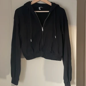 Kort zip up - Svart croppad luvtröja med zip från H&M divided i stl S, fint skick. Allt ska bort så pris kan diskuteras💗