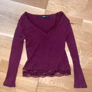 Vringad tröja  - Säljer denna v-ringade tröjan eftersom den inte kommit till användning. Modellen är tight och armarna är korta. Inga defekter💘