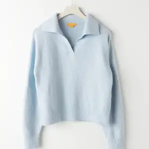 ljusblå stickad tröja från Gina Young. Jätte bekväm och skön, tvättar innan!! Säljer pga har endast använt den 1 gång. Kostade 200.