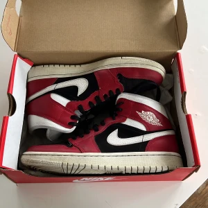 Air Jordan 1 - Super coola air jordans, säljer dem för att de inte kommer till användning längre. Dem är i fint skick. Fråga för mer bilder eller om du undrar något :) De kommer med sko låda! 