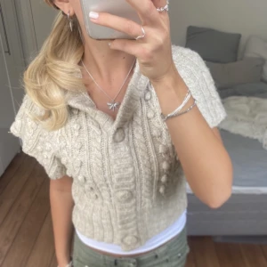 Kortärmad kofta - Säljer denna kortärmade koftan. Direktpris: 300kr. Har du någon fråga är det bara att höra av dig🫶🏻