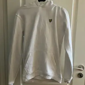 Säljer helt ny Lyle & Scott hoodie, inga fel. Storlek 14-15 år  Ge pris förslag, priset är Abslout inte hugget i sten.