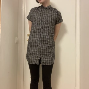 Rutig Skjorta - En lång svart/vit rutig skjorta som går att styla på olika sätt 🖤 Luftigt och skönt material!  Pris kan diskuteras 🙌
