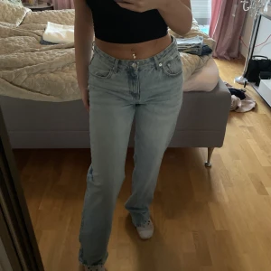 Midrise jeans - Midrise straightleg jeans från pull and bear, använd endast en gång 💙