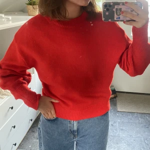 Stickad tröja - Röd stickad tröja från hm med ballongärmar som är både skön och varm. I storlek 36