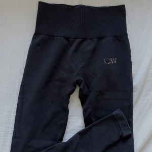 Icaniwill tights  - Ett par svarta tights från Icaniwill💗bra skick! Bara texten som slitits lite. Nypris 699kr🙌