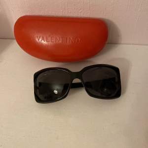 Vintage Valentino solglasögon komplett med fodral och putsduk. I bra skick