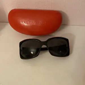 Vintage Valentino solglasögon komplett med fodral och putsduk. I bra skick