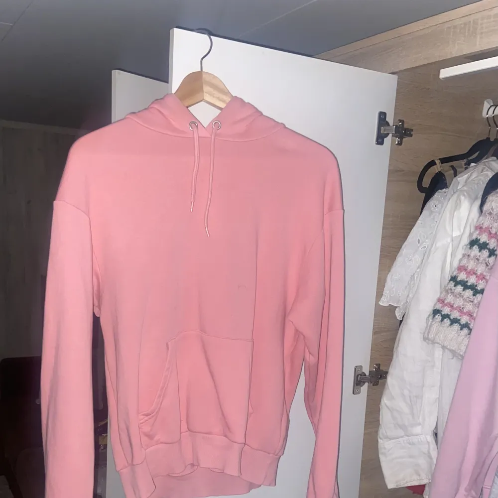 Rosa monki hoodie som är i nyskick. Använd kanske 2 gånger, skön men kommer inte till användning. . Hoodies.
