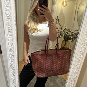 Väska  - Goyard liknande väska köpt utomlands, vinröd. Endast använd någon enstaka gång så i nyskick! 