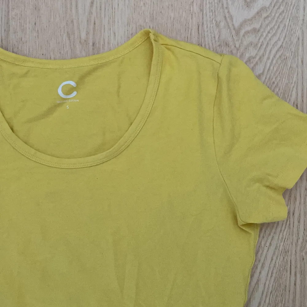 T-shirt från Cubus i storlek S. Använd fåtal gånger därav nyskick. Säljer pga den inte kommer till användning. . T-shirts.