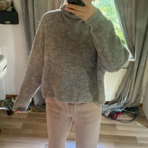Stickad tröja  - Säljer då jag inte använder den längre. Storlek xl men jag som s kan ha den 