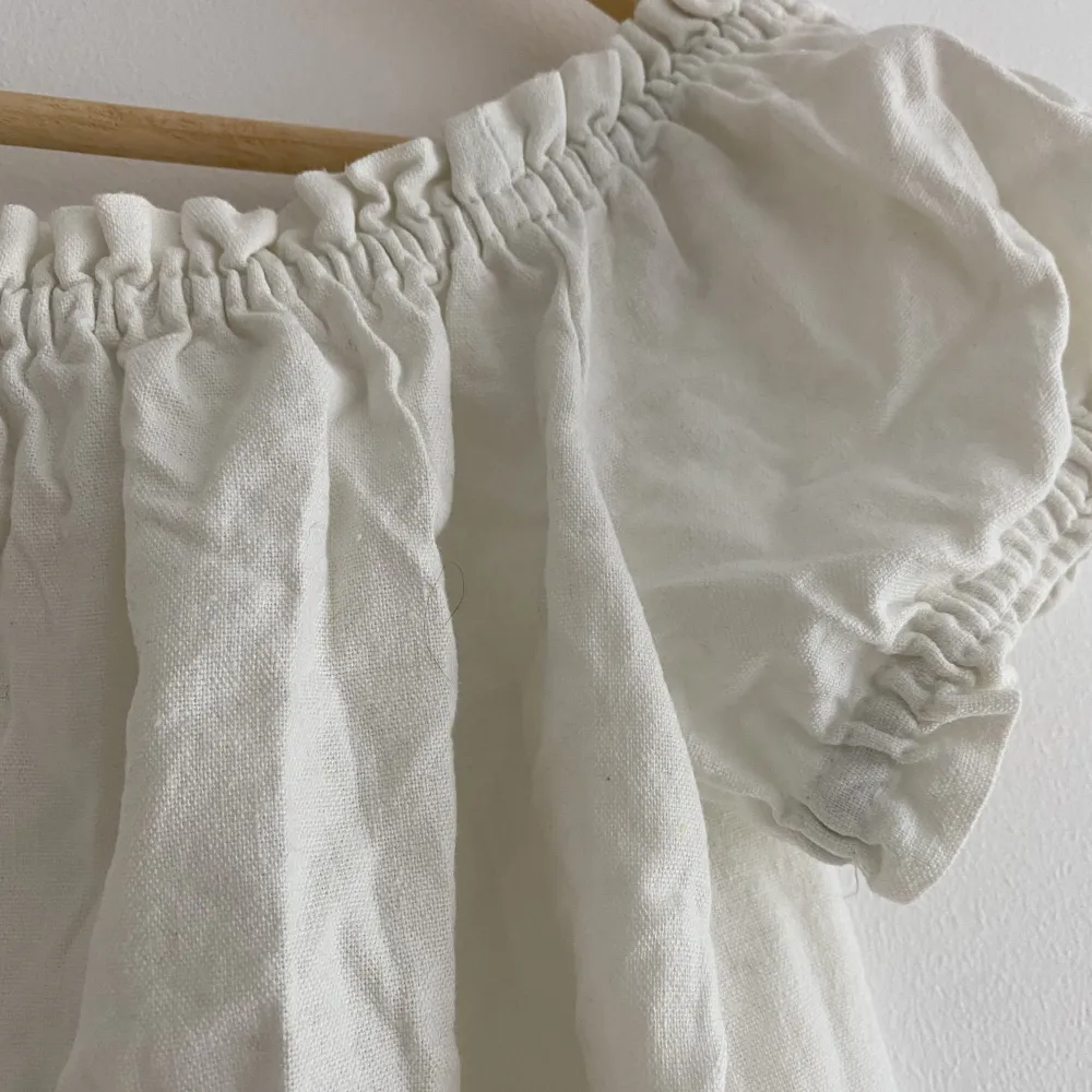 Off shoulder t-shirt med puffärmar från Vero Moda i storlek M. Använd fåtal gånger därav nyskick. Säljer pga att de inte kommer till användning. . Blusar.