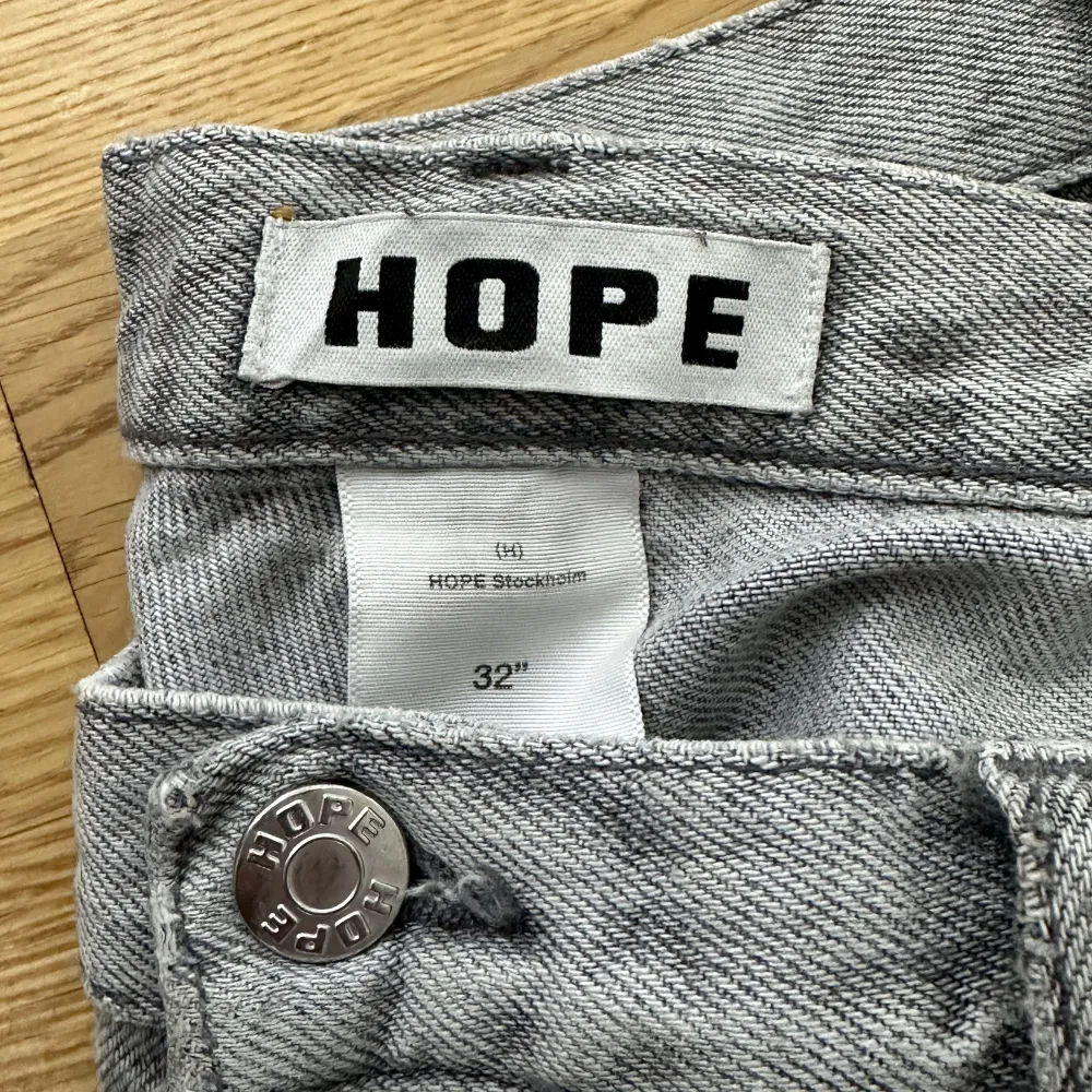 Bra skick, köpa för 1400kr Storlek 32. Enda är att de har hål i vänster ficka, vilket dock är lätt att sy igen. . Jeans & Byxor.