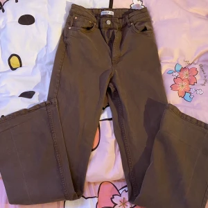 Brun och blå highwaist jeans  - Brun och blå jeans jag köpte från pull&bear. De er highwaist o Wide leg🫶🏻DM MIG OM JEANSEN. En för 60 två för 100  Bruna jeans: EU 38 Blå jeans: EU 36