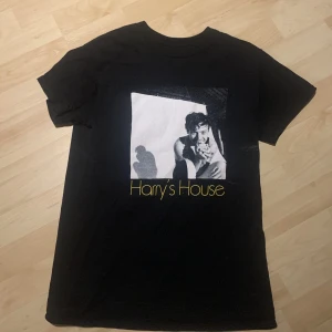 Harry Styles merch - Harry’s house merch från hans turné 2022. endast använd 2-3 ggr.