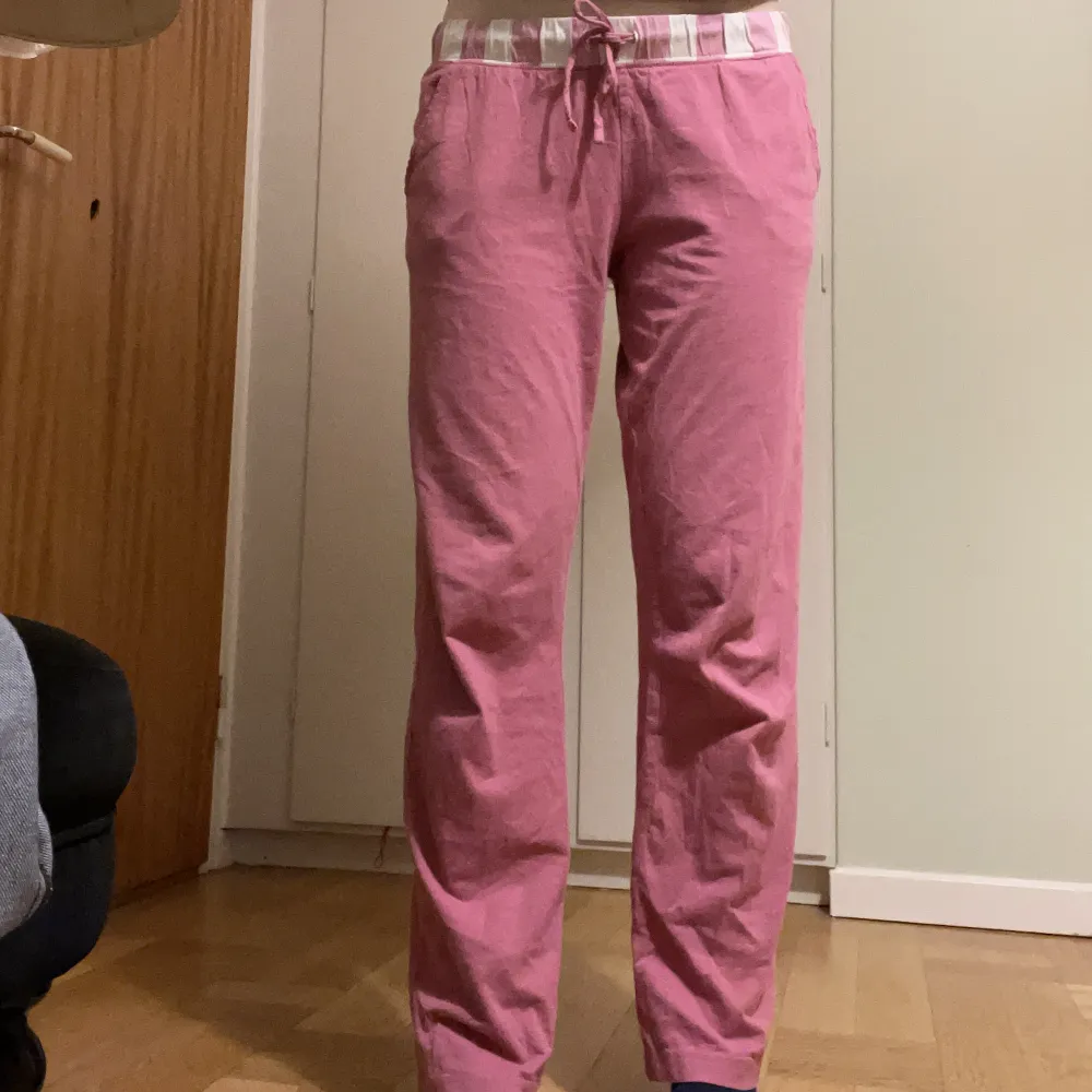 Jättesnygga pjamasbyxor med låg midja. Jag är 167cm och de är lite för korta på mig. . Jeans & Byxor.