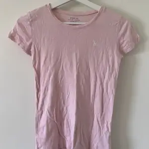 Fin rosa t-shirt från Polo Ralph Lauren som nu är för liten 💗 Den är i barnstorleken 12-14 år men skulle säga att den är som en XS, väl använd men i fint skick 💗Säljer  för 150kr, köpare står för frakt men kan också mötas upp 💗