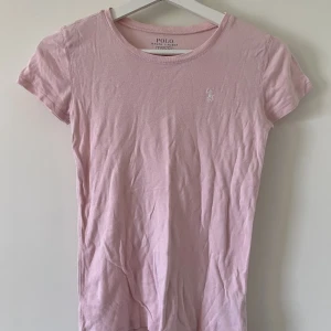 Fin rosa t-shirt 💗 - Fin rosa t-shirt från Polo Ralph Lauren som nu är för liten 💗 Den är i barnstorleken 12-14 år men skulle säga att den är som en XS, väl använd men i fint skick 💗Säljer  för 150kr, köpare står för frakt men kan också mötas upp 💗