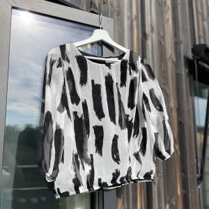 Blus från Vero Moda - Blus med trekvartsärmar🖤🤍