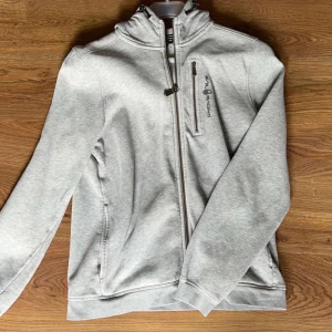 Sailracing hoodie  - Sail racing hoodie i bra o fint skick. Storlek 170 men funkar som S 