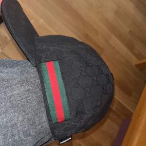 Gucci keps i bra skick  Kan även byta mot en i storlek L Beige elr svart 