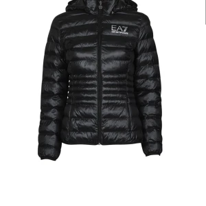 Armani jacka  - Säljer den för att jag har en annan jacka som jag använder. Köptes för 2 år sen och använd ganska många gånger men fint skick 