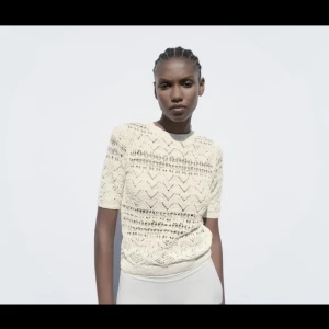 Zara topp - Säljer denna zara toppen, slutsåld super fint skick. Knappt använd❤️)pris kan diskuteras)