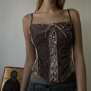 Korsett linne - Korsett linne i crushed velvet. Storlek S/M. Så sjukt fin ♥️. Går att justera banden. Skulle säga att den funkar bäst på S till M.