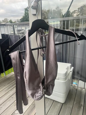 Fest topp - As snygg fest topp från bershka. Superfint skick. Säljer den då jag har breda axlar och inte tycker den sitter smickrande på mig. Köp den för 80 så står jag för frakten eller köp den för 50 men betala frakt själv