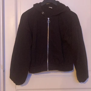Hoodie med dragkedja  - Jättefin hoodie med dragkedja ifrån Lindex.💗