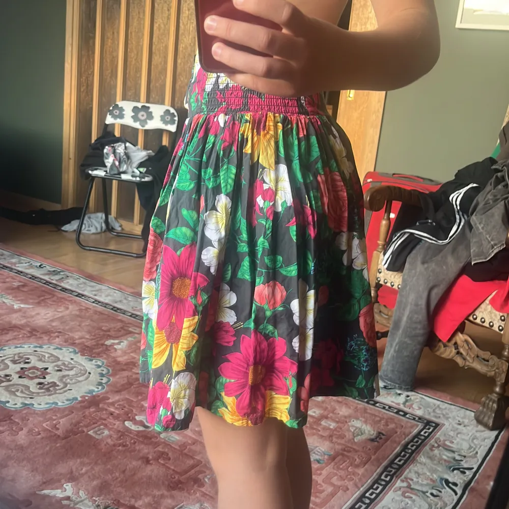 Säljer denna jättefina sommar kjolen då den inte kommer till användning❤️ Sommar kjol med blommigt mönster och knappar på framsidan❤️ Bara använd ett par fåtal gånger och är i jättebra skick, inga defekter❤️ Ps: pris kan diskuteras. Kjolar.